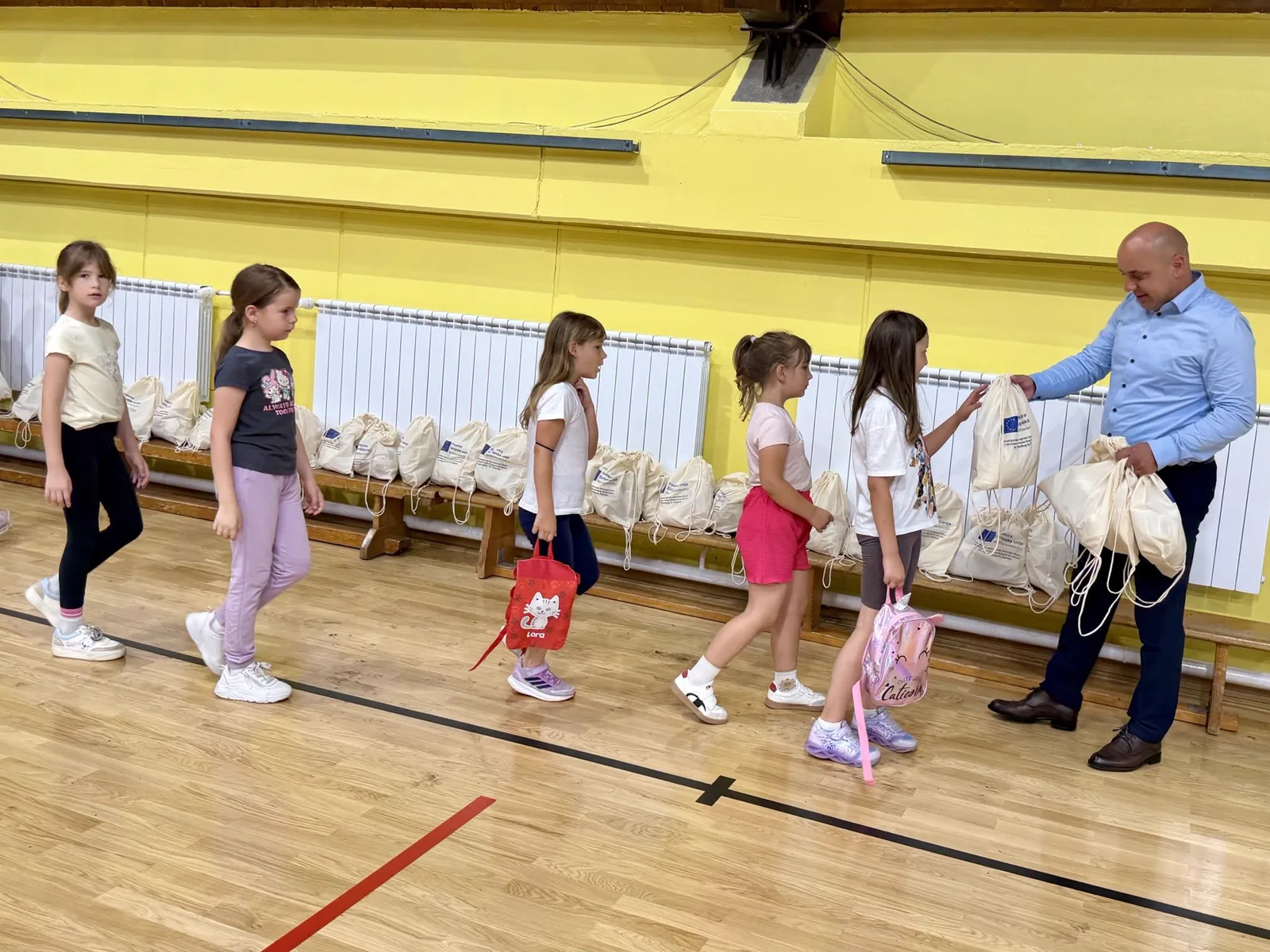 U klupama opet žamor, najmlađima prvi školski dan